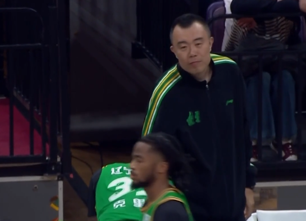 克里斯再闹情绪确实憋屈！不适配五号位，犯满后请求韩德君安慰！